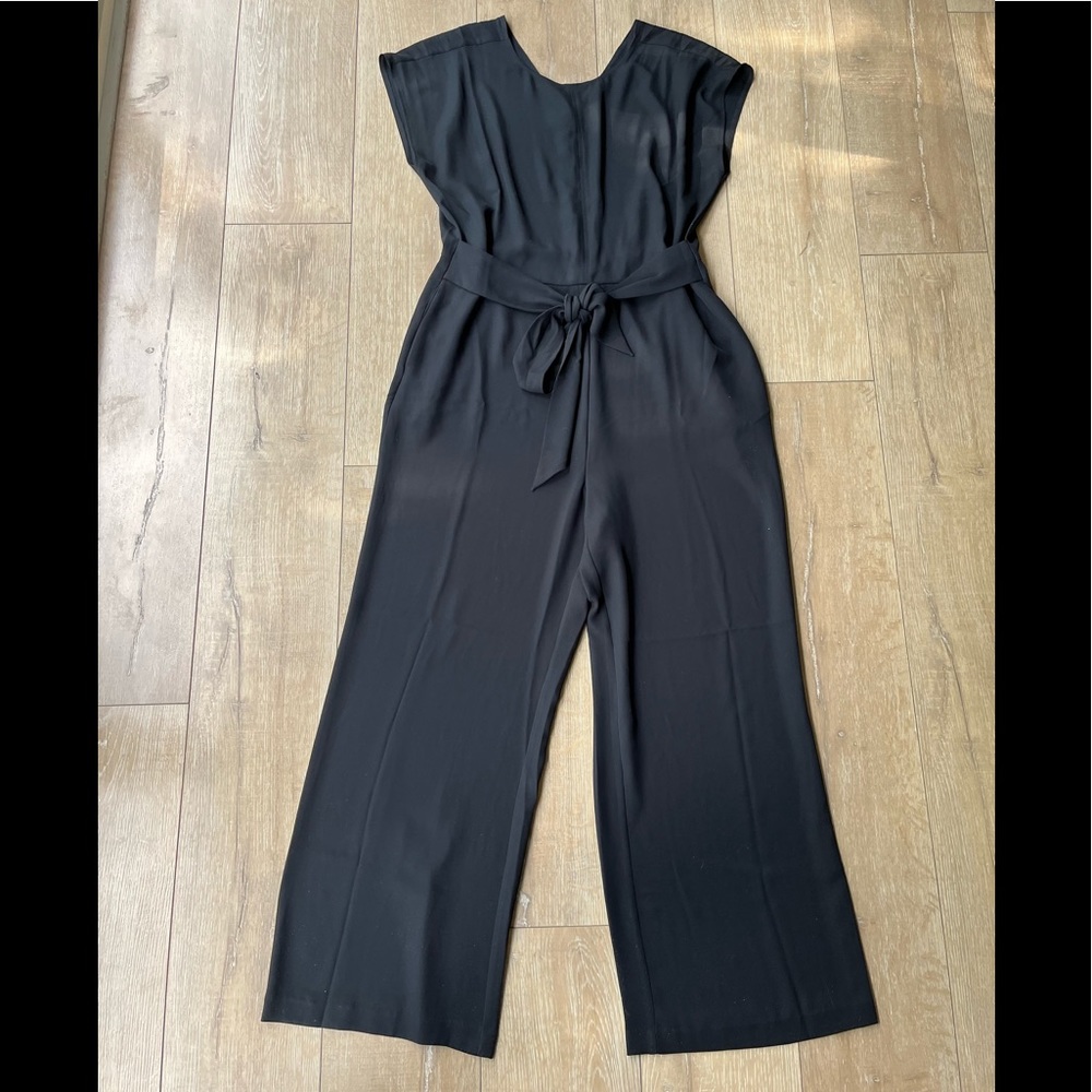 Cap sleeve, wide leg jumpsuit. V neck in the back. Back zipper. Size 14 tall.